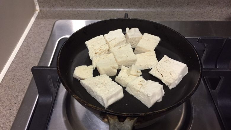 冻豆腐鸡蛋丼,小平底锅，最好锅的口径和碗差不多，这样盖上去好看。