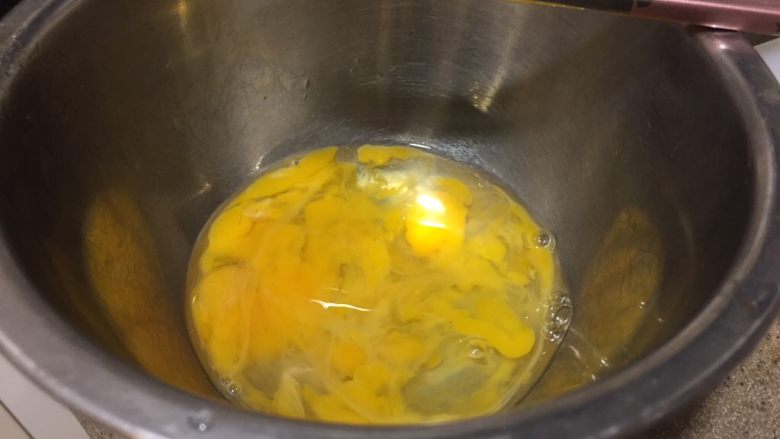 冻豆腐鸡蛋丼,鸡蛋打碗里，搅开蛋黄，不要完全打散。