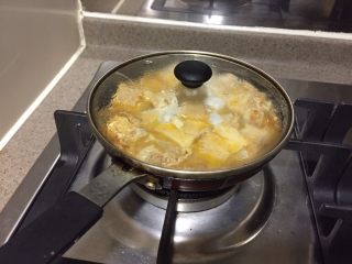冻豆腐鸡蛋丼,盖上锅盖，小火，焖30秒。立即关火，开盖。