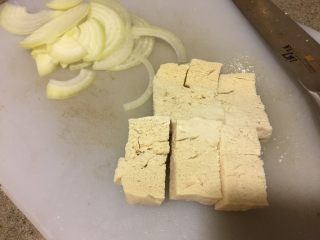 冻豆腐鸡蛋丼,冻豆腐100g，挤干水分，切小块。如果是自己冻的，大约是前一整块豆腐的1/4。