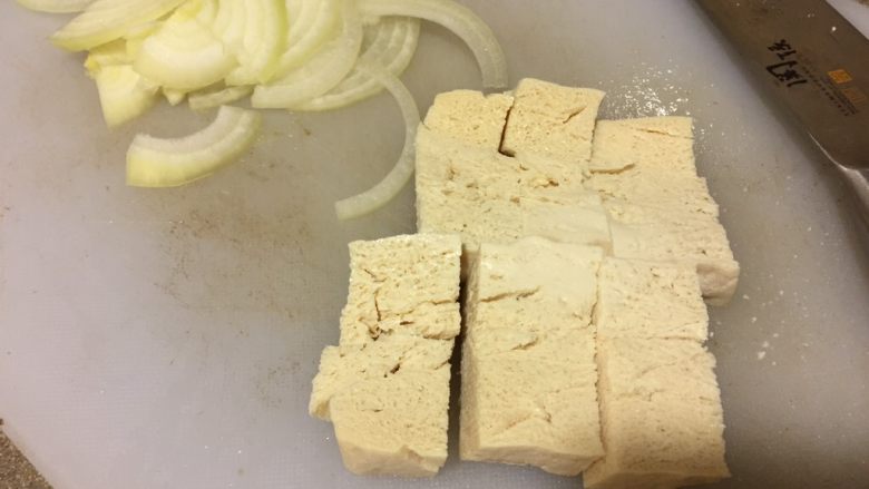 冻豆腐鸡蛋丼,<a style='color:red;display:inline-block;' href='/shicai/ 469'>冻豆腐</a>100g，挤干水分，切小块。如果是自己冻的，大约是前一整块豆腐的1/4。