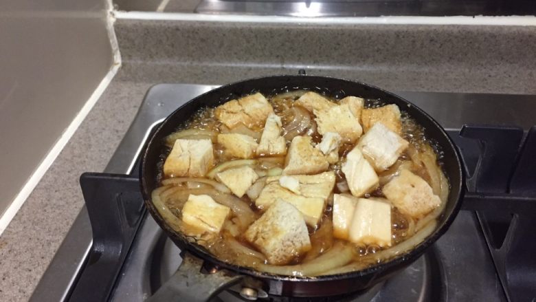 冻豆腐鸡蛋丼,再加入冻豆腐，煮开，用筷子翻动冻豆腐，让冻豆腐吸饱汤汁。
