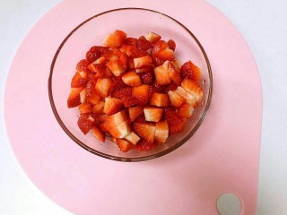 草莓果酱（1岁以上）
,新鲜的草莓洗净、切1cm小丁。