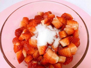 草莓果酱（1岁以上）
,倒入白砂糖拌匀静止30分钟，使草莓中的果胶充分释放出来
