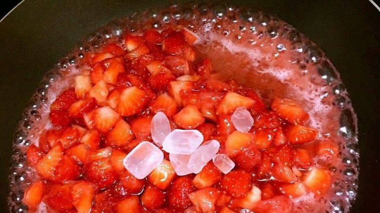 草莓果酱（1岁以上）
,30分钟后将草莓倒入锅中加入冰糖