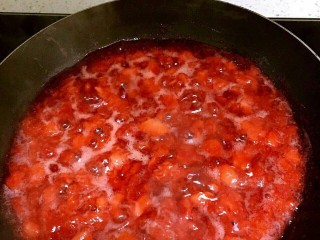 草莓果酱（1岁以上）
,大火煮沸后转小火慢慢熬制粘稠即可。