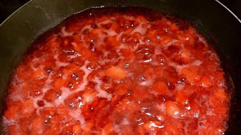 草莓果酱（1岁以上）
,大火煮沸后转小火慢慢熬制粘稠即可。