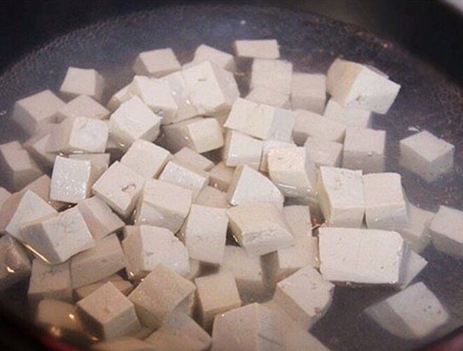 麻婆豆腐,锅中加入适量的水，水开后放入豆腐一分钟然后捞出备用