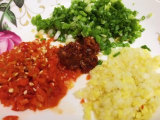 鱼香茄子,将泡椒，豆瓣酱和姜蒜剁细，小葱切细备用。