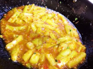 鱼香茄子,提前准备的一勺酱油小半勺醋半勺白糖和适量淀粉盐鸡精，以及适量水拌匀的芡水。倒入锅里，快速炒匀勾芡。