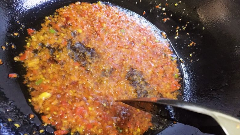 鱼香茄子,锅里倒入适量油烧热后。然后用中小火，放入泡椒豆瓣酱姜蒜和一半小葱炒香炒出红油色。