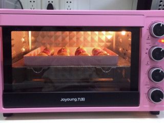 炫彩椰蓉开口酥,入预热好的烤箱中层，上下火180度，约烤25-30分钟，待椰蓉酥上色后盖上锡纸防止颜色过深。