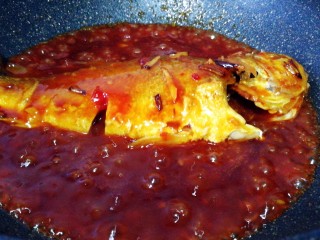 糖醋黄花鱼,小火慢慢煮，鱼翻面，汁均匀淋在上面
