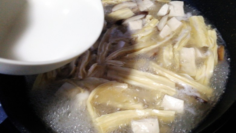 海蛎豆腐汤,水淀粉倒入锅中，慢慢倒边倒边搅。