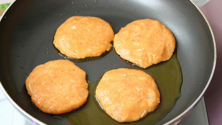 龙利鱼肉蔬饼,平底锅放入适量食用油，起小火，将小饼放入煎制～
