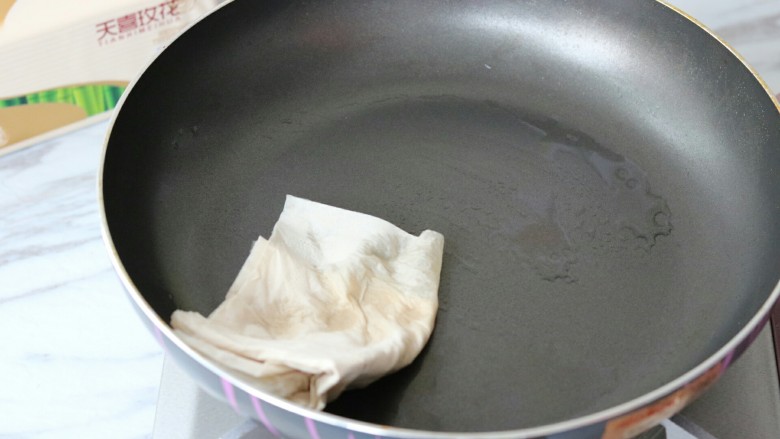 龙利鱼肉蔬饼,取平底锅轻易赶紧，用纸巾将锅中的水擦干～