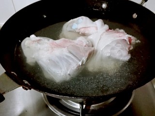 白切蹄髈,烧半锅开水，放蹄髈下锅