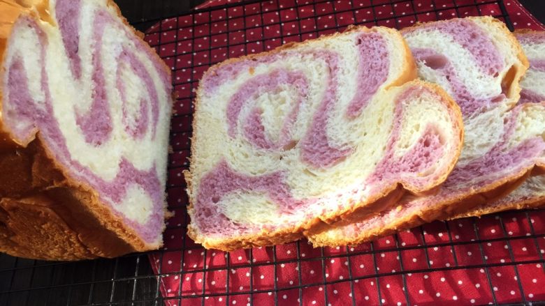 面包机版   紫薯双色吐司,看这个吐司的内部花纹，反正我很喜欢。
这款吐司也是很松软，而且很有颜值，虽然没有烤箱模具做出的那么规整，但是也是很不错的。