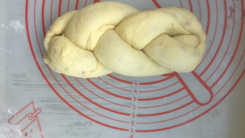 面包机版   紫薯双色吐司,将三根面团的一头收紧，然后编成三股辫（⚠️注意不要编的太紧，以免发酵的时候断裂），最后收紧另一头。