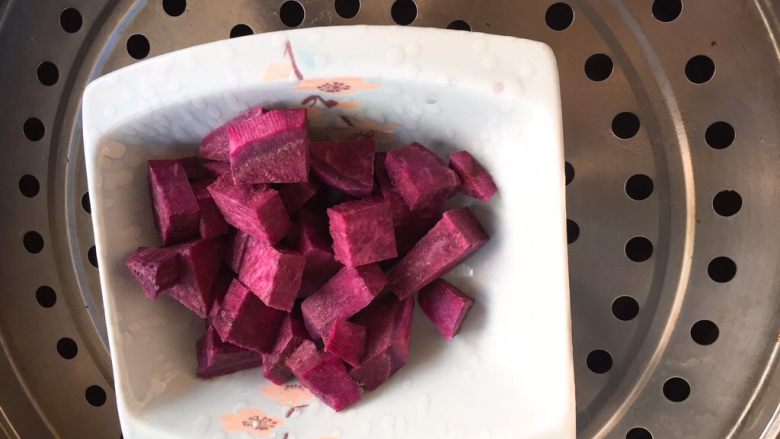 面包机版   紫薯双色吐司,<a style='color:red;display:inline-block;' href='/shicai/ 2643'>紫薯</a>去皮切小块，蒸熟，蒸至用筷子一戳就可以戳穿。