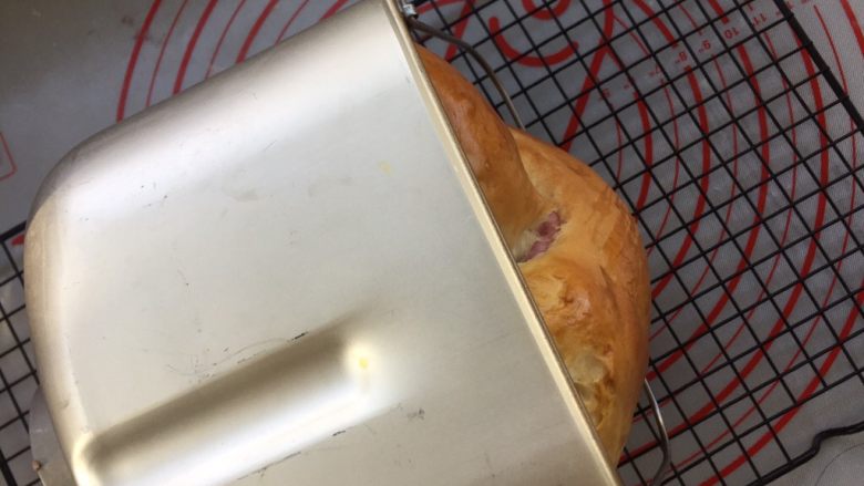 面包机版   紫薯双色吐司,面包机结束后，取出面包桶，侧躺在晾网上晾凉。