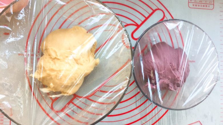 面包机版   紫薯双色吐司,原味面团放入无油无水的盆中，包上保鲜膜，发酵20～30分钟。
紫薯面团放入无油无水的盆中，包上保鲜膜，发酵20～30分钟。