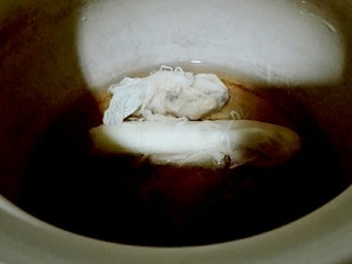 白切蹄髈,砂锅里面放葱姜花椒纱布包，清水200毫升，料酒50毫升
