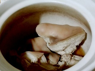 白切蹄髈,从锅里捞出蹄髈放到砂锅里面烧开