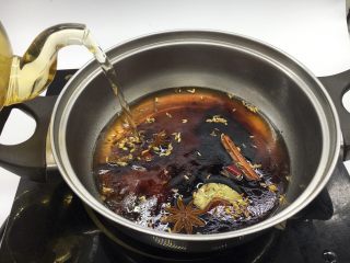 五香茶叶鹌鹑蛋,放入煮好的茶水，开大火煮开。