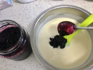 酸奶慕斯蛋糕（蓝莓＋芒果）,加入自制蓝莓酱。