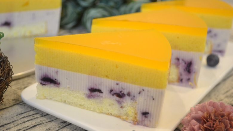 酸奶慕斯蛋糕（蓝莓＋芒果）,切开，可以看到质感满满的酸奶慕斯蛋糕。