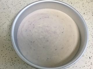 酸奶慕斯蛋糕（蓝莓＋芒果）,取出冷冻好的模具，把蓝莓慕斯糊倒进去，略微震一下，放入冰箱冷冻一个小时左右，让慕斯糊凝固，下面开始做芒果慕斯液。