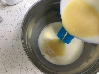 酸奶慕斯蛋糕（蓝莓＋芒果）,加入隔水温过的淡奶油牛奶里。