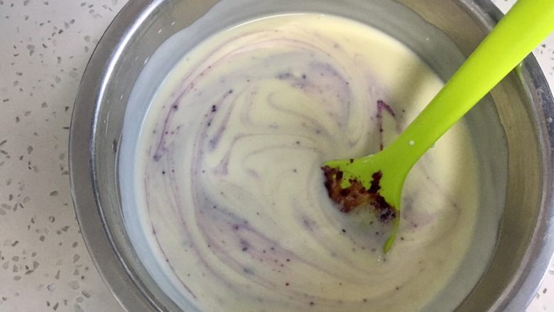 酸奶慕斯蛋糕（蓝莓＋芒果）,搅拌过程中很漂亮。