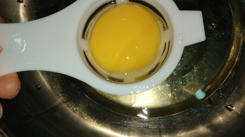 电饭煲版蛋糕,2，蛋黄蛋白分离，切记把打蛋盆里面不能有水和油