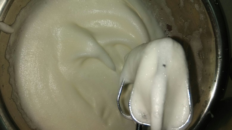 电饭煲版蛋糕,4，蛋白液打发到这个程度，泡沫，浓密，像奶油状，用打蛋器挑起有尖角状，不易滑落，就OK了