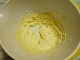 原味曲奇饼干,打至如图时再加入三分之一的蛋液，同样打至蛋液和黄油完全融合。