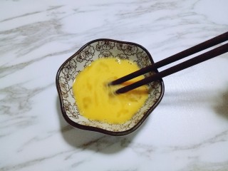 原味曲奇饼干,将鸡蛋用筷子打散，放旁边备用。