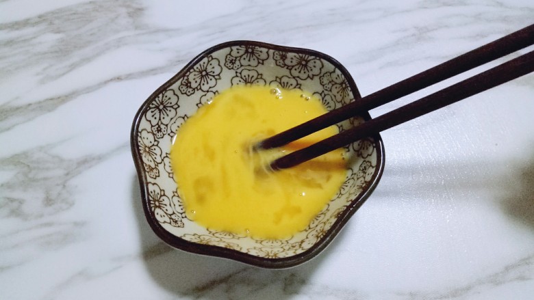 原味曲奇饼干,将鸡蛋用筷子打散，放旁边备用。