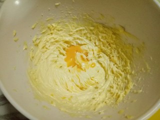 原味曲奇饼干,最后将蛋液全部加入，电动打蛋器继续中速打发。