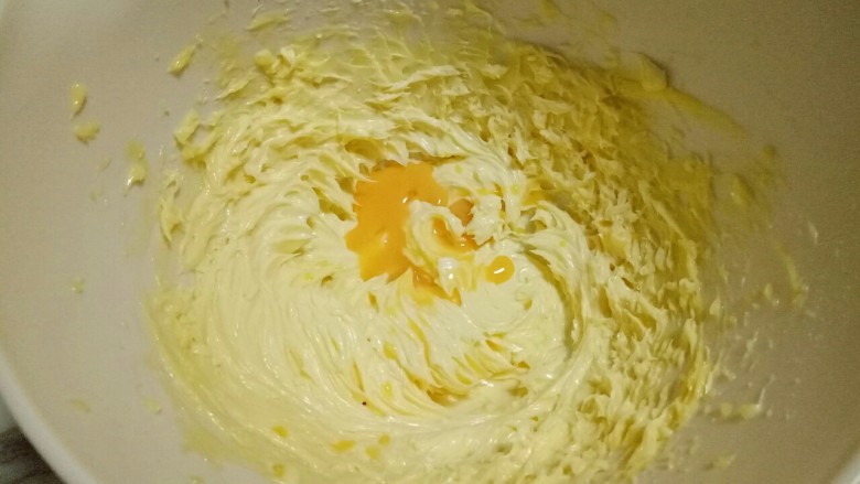 原味曲奇饼干,最后将蛋液全部加入，电动打蛋器继续中速打发。