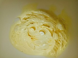 原味曲奇饼干,打至黄油体积蓬松，颜色发白，类似奶油霜状即可。