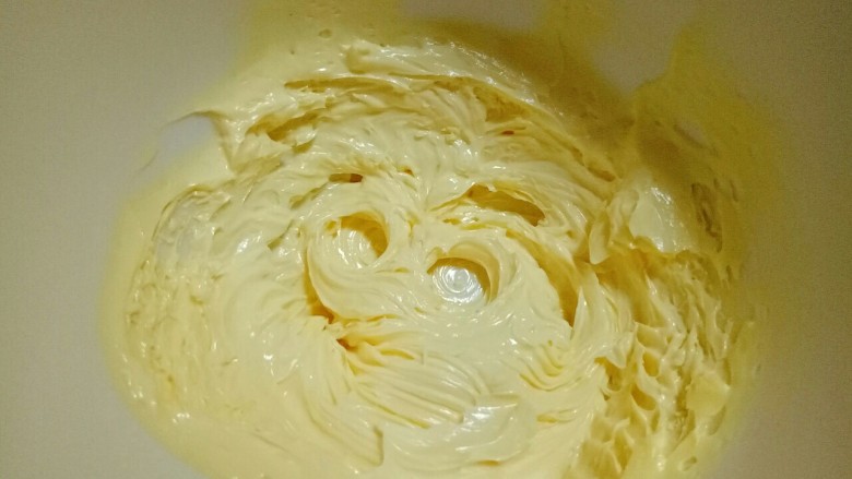 原味曲奇饼干,打至黄油体积蓬松，颜色发白，类似奶油霜状即可。