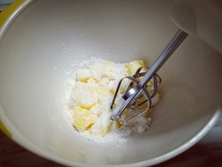 原味曲奇饼干,加入糖粉后，用电动打蛋器稍作搅拌，避免启动打蛋器时 糖粉飘起来，打至顺滑。