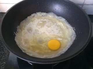 鸡蛋卷饼,等待表面略微凝固磕入鸡蛋