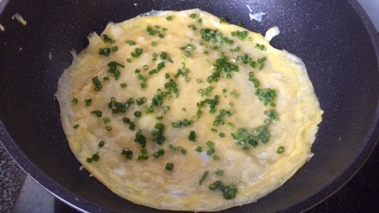 鸡蛋卷饼,等到蛋液凝固加入香葱
