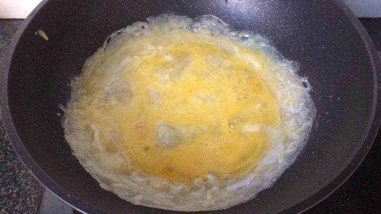 鸡蛋卷饼,打散蛋液平摊