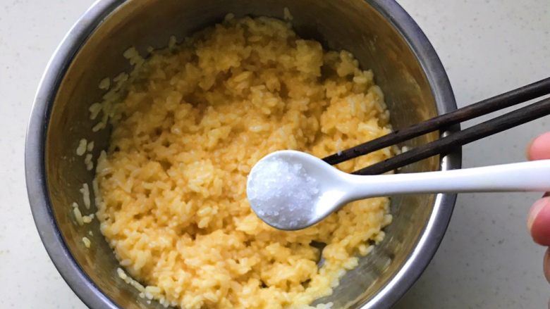 黄金米饭饼,直到蛋液均匀包裹住每粒米饭，放盐