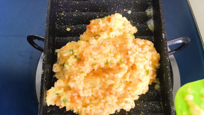 黄金米饭饼,放入一半拌好的米饭糊