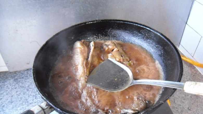腐乳烧鳕鱼,把鱼翻面，加少许盐调味，再烧制2分钟 